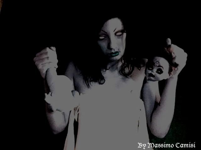 http://i114.photobucket.com/albums/n252/suxydoll/justme.jpg
