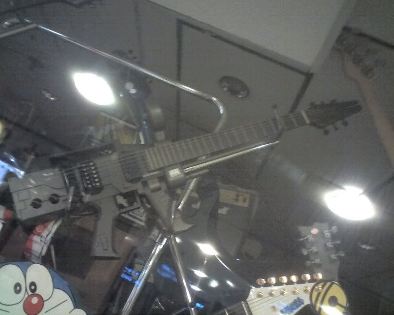 Machine gun guitar 01-06-08_1221.jpg