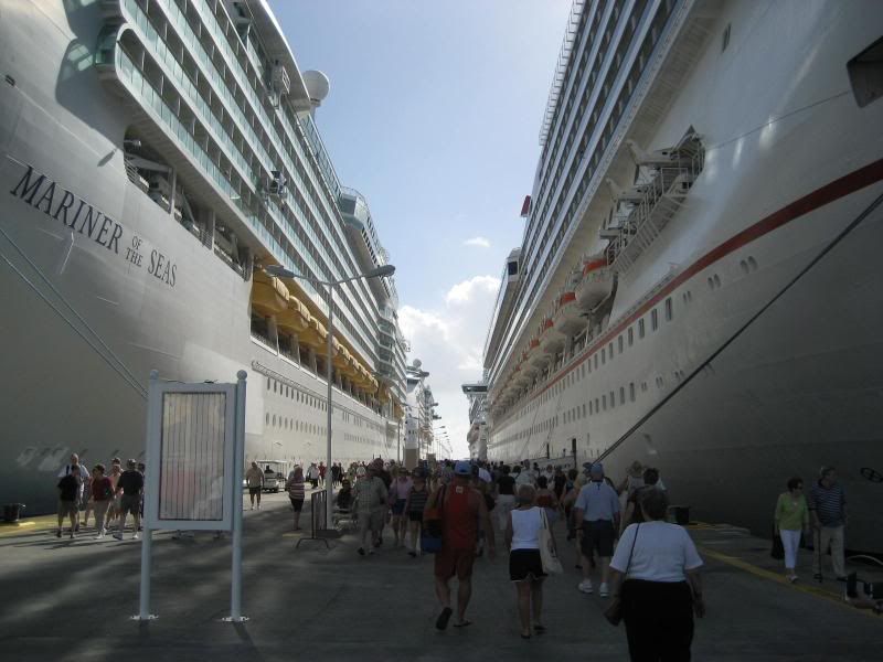 CruiseShipAlleyStMaarten.jpg