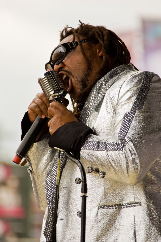 IMAGE: http://i114.photobucket.com/albums/n255/DON-T5/benji_mic.jpg