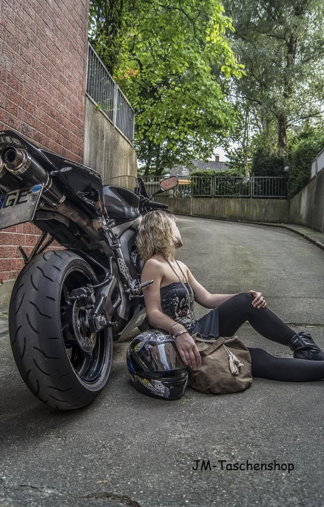 MotorradgruumlneTaschemitQuasten.jpg