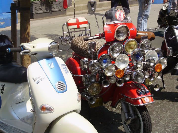 Modern Vespa paint job et4