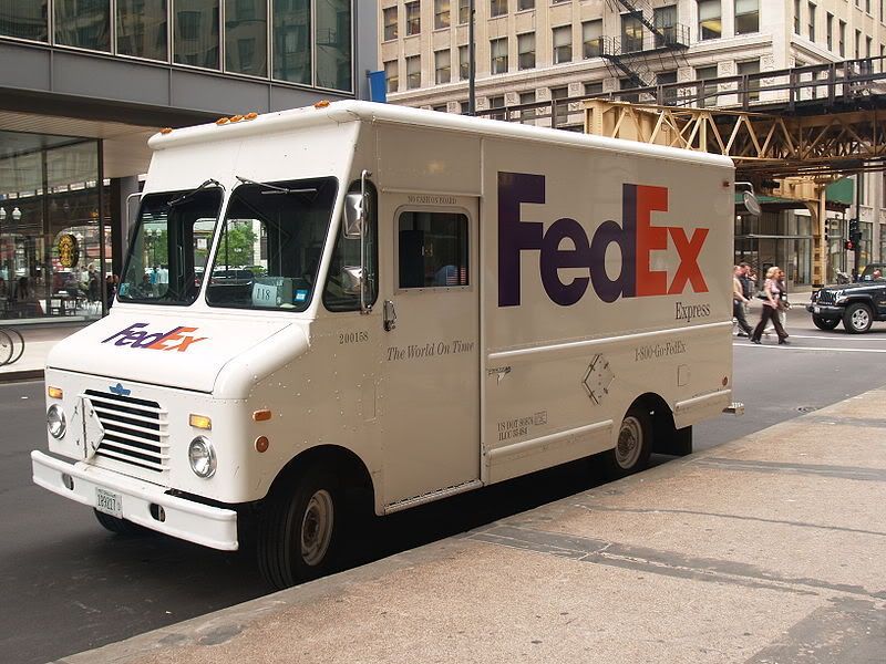 800px-FedEx_truck2C_Chicago2C_IL.jpg